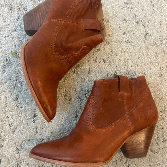 Frye 8 “Raina” in Cognac NEWER worn once— heel tag still in. Classic and quality - Picture 2 of 12